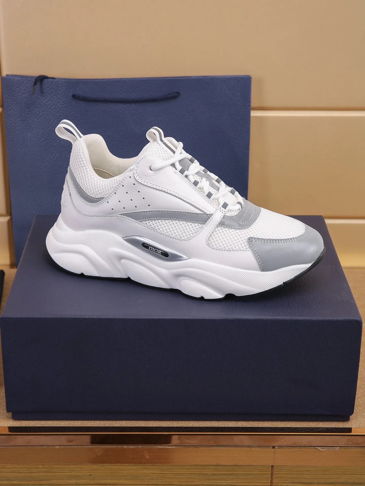Factory price: 460💰Dior’s top version of D’s b22 men’s sports shoes. Inspired by retro running styles, the chunky low-top silhouette features gray calf leather and blue and white mesh fabric uppers, atop a black, white and blue engraved rubber sole. Nylon ribbon accents the blue mesh tongue and heel counter, and a "dio~" logo appears on the side. Pair it with a suit for a striking contrast and add a sportswear-chic edge to your look. The thick sole can be about 4cm~ Size: 38-45, [46, 47 customized]